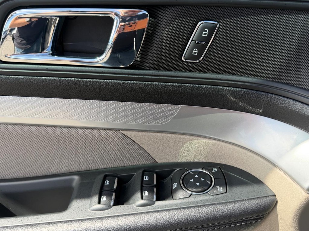 Ford Explorer Vehicle Full-screen Gallery Image 30