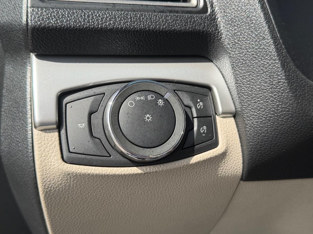 Ford Explorer Vehicle Full-screen Gallery Image 31