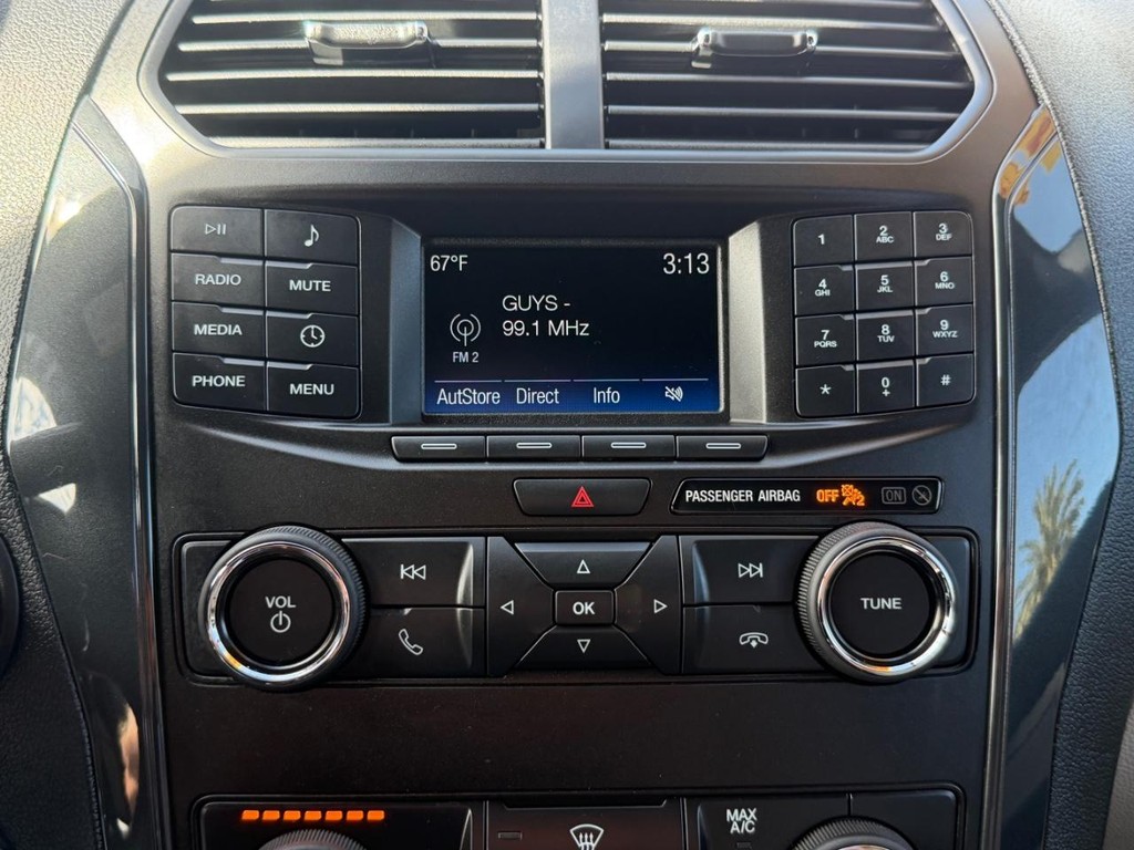 Ford Explorer Vehicle Full-screen Gallery Image 32