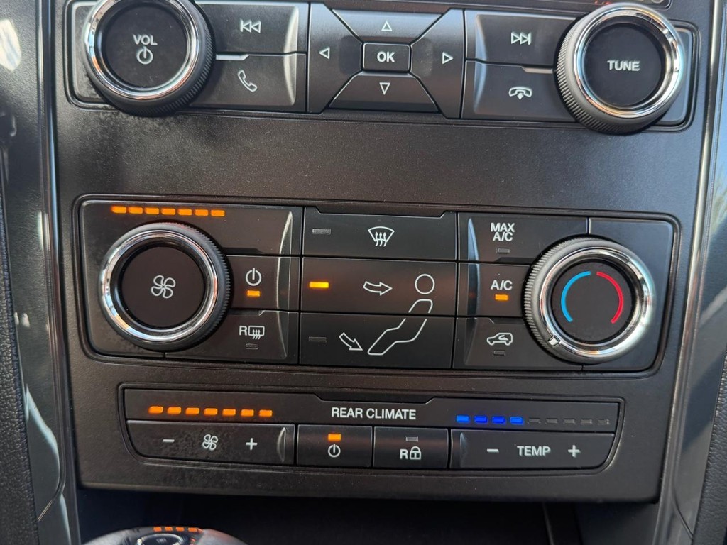 Ford Explorer Vehicle Full-screen Gallery Image 33