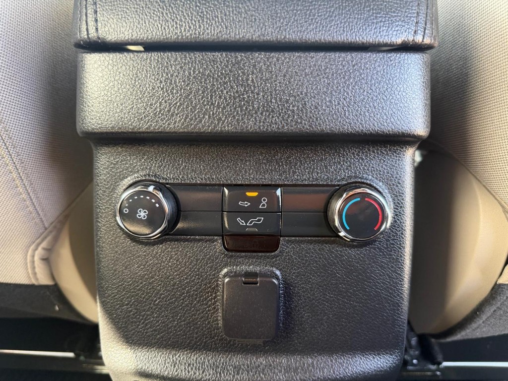 Ford Explorer Vehicle Full-screen Gallery Image 35