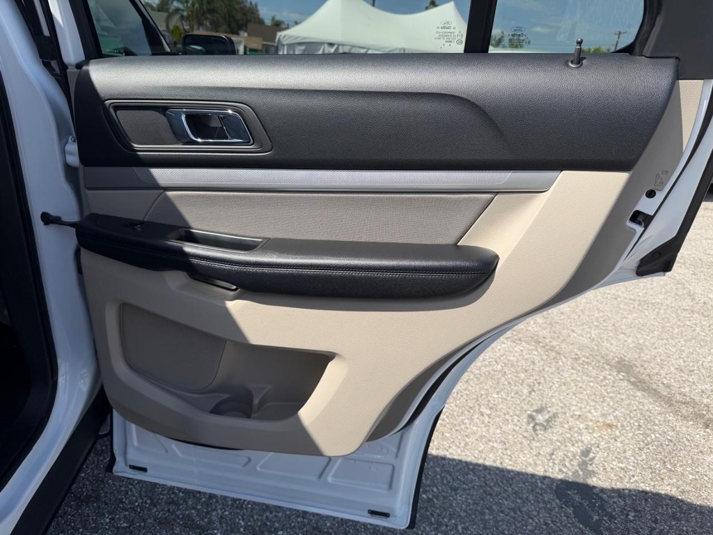 Ford Explorer Vehicle Full-screen Gallery Image 36