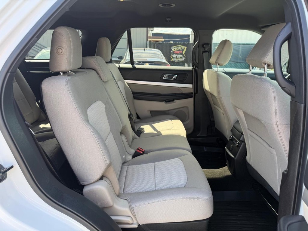 Ford Explorer Vehicle Full-screen Gallery Image 37