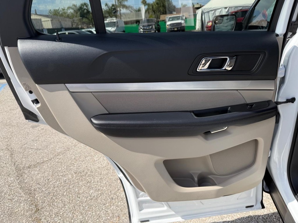 Ford Explorer Vehicle Full-screen Gallery Image 39