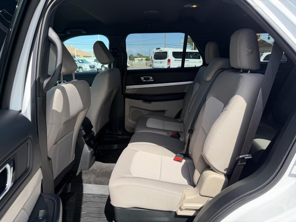 Ford Explorer Vehicle Full-screen Gallery Image 40