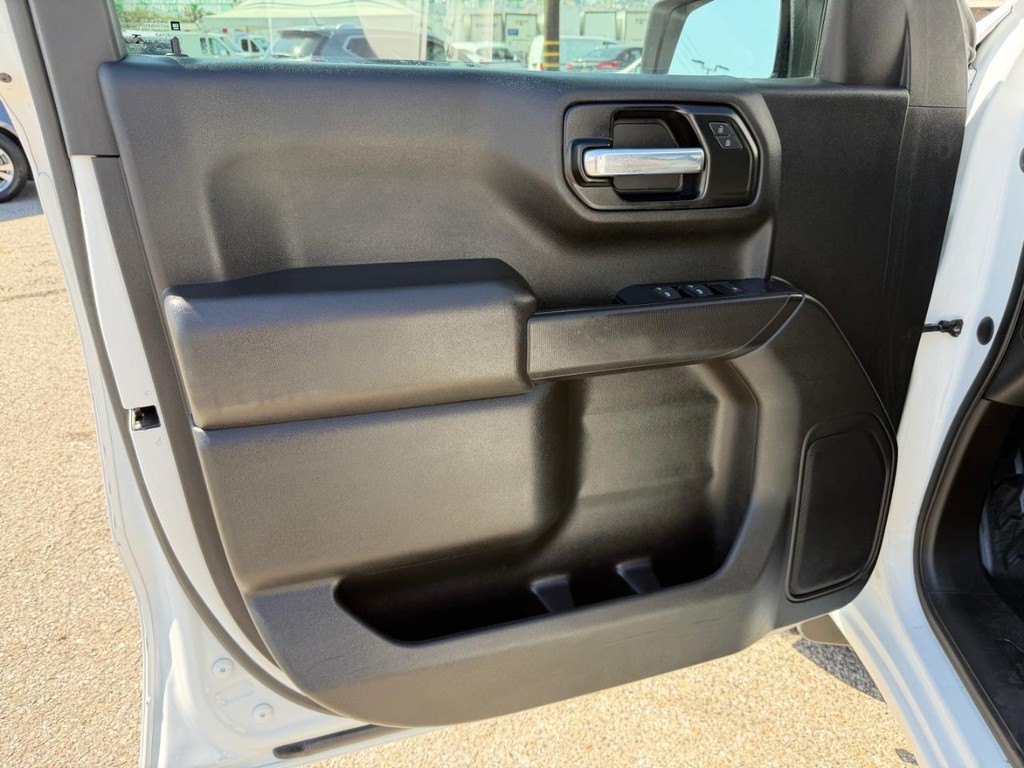 Chevrolet Silverado 1500 Vehicle Full-screen Gallery Image 15