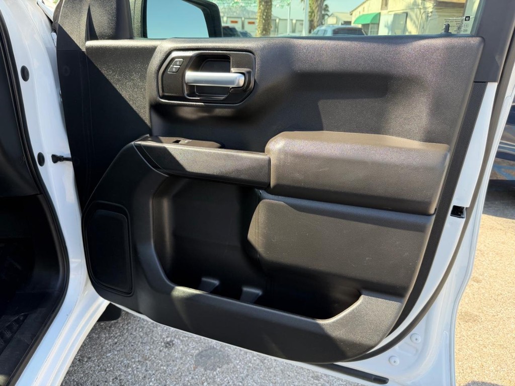 Chevrolet Silverado 1500 Vehicle Full-screen Gallery Image 19