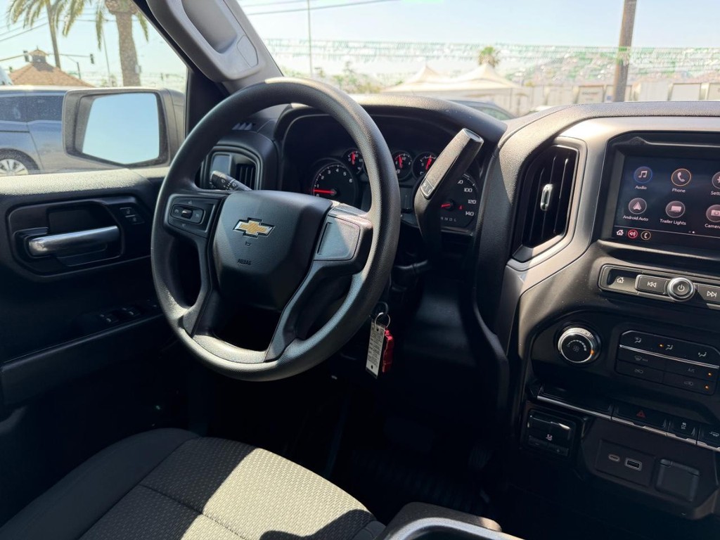 Chevrolet Silverado 1500 Vehicle Full-screen Gallery Image 24