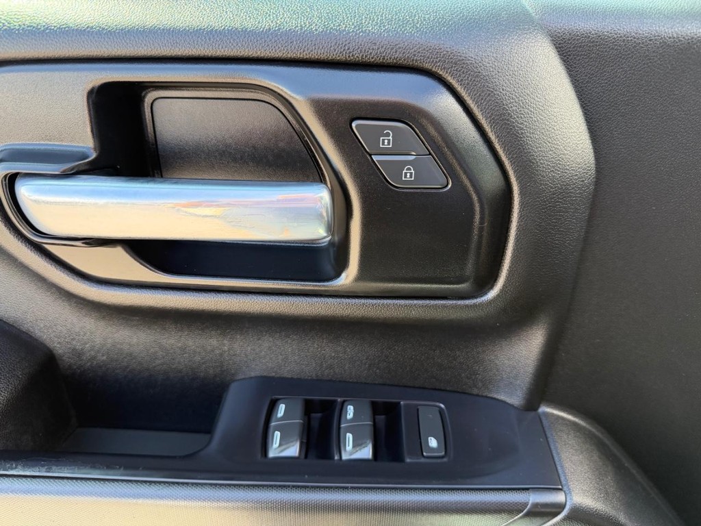 Chevrolet Silverado 1500 Vehicle Full-screen Gallery Image 32