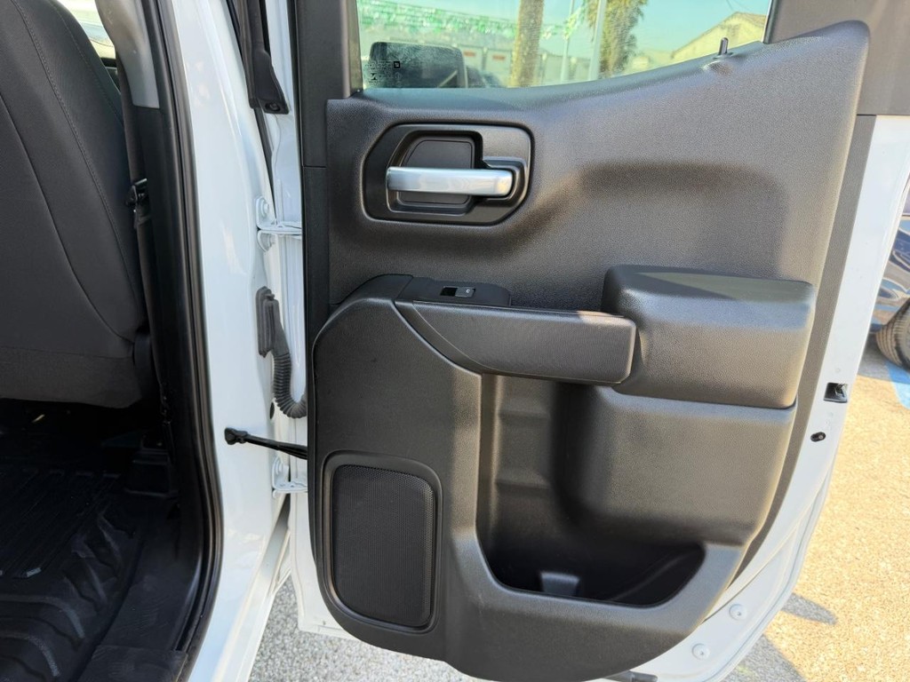 Chevrolet Silverado 1500 Vehicle Full-screen Gallery Image 36