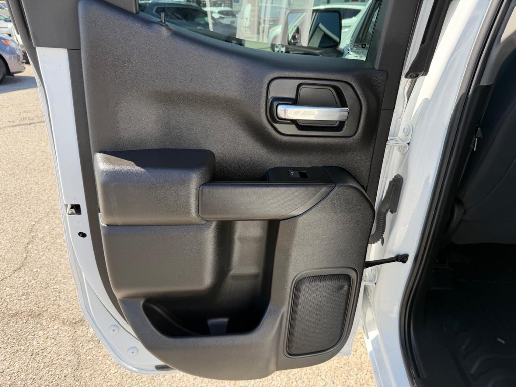 Chevrolet Silverado 1500 Vehicle Full-screen Gallery Image 38