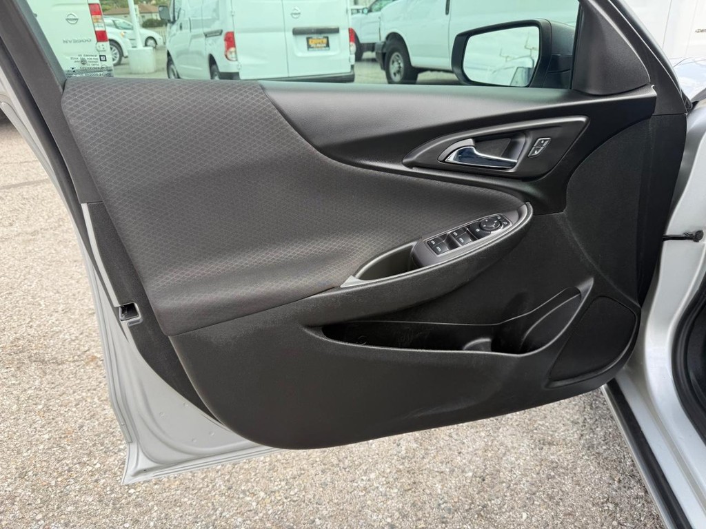 Chevrolet Malibu Vehicle Full-screen Gallery Image 15