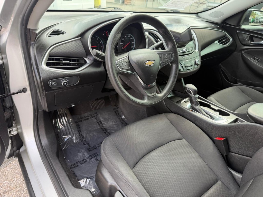 Chevrolet Malibu Vehicle Full-screen Gallery Image 16