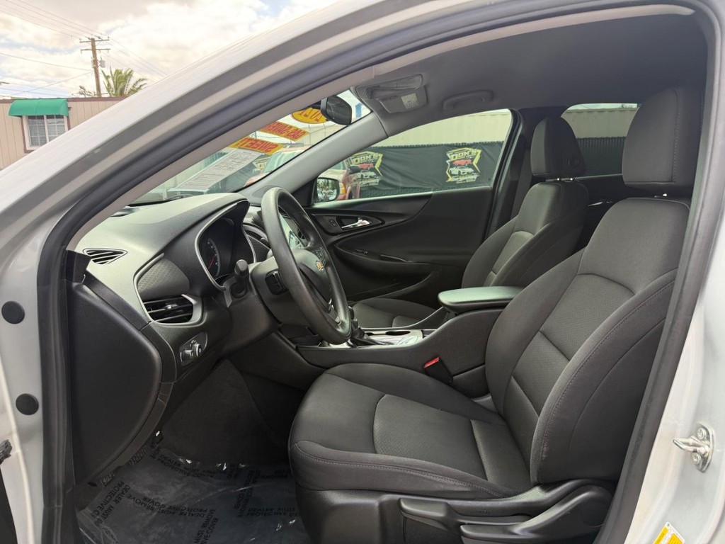 Chevrolet Malibu Vehicle Full-screen Gallery Image 17