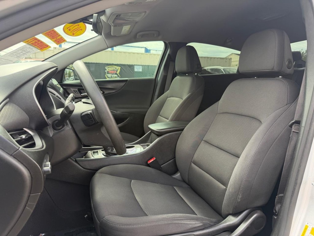 Chevrolet Malibu Vehicle Full-screen Gallery Image 18