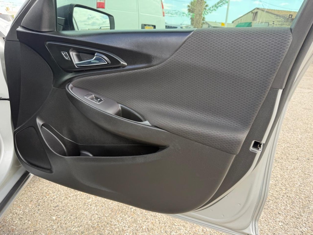 Chevrolet Malibu Vehicle Full-screen Gallery Image 19