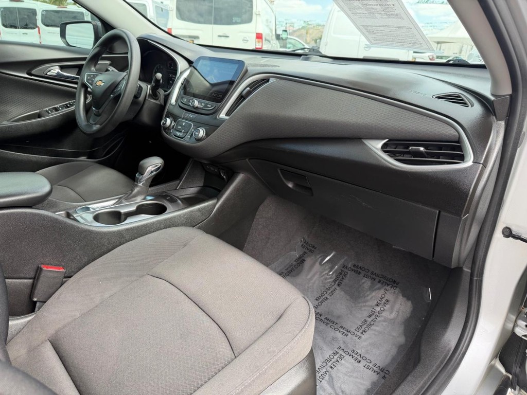 Chevrolet Malibu Vehicle Full-screen Gallery Image 20