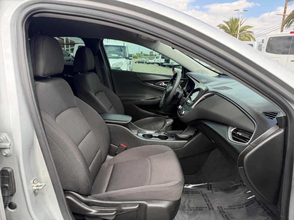 Chevrolet Malibu Vehicle Full-screen Gallery Image 21