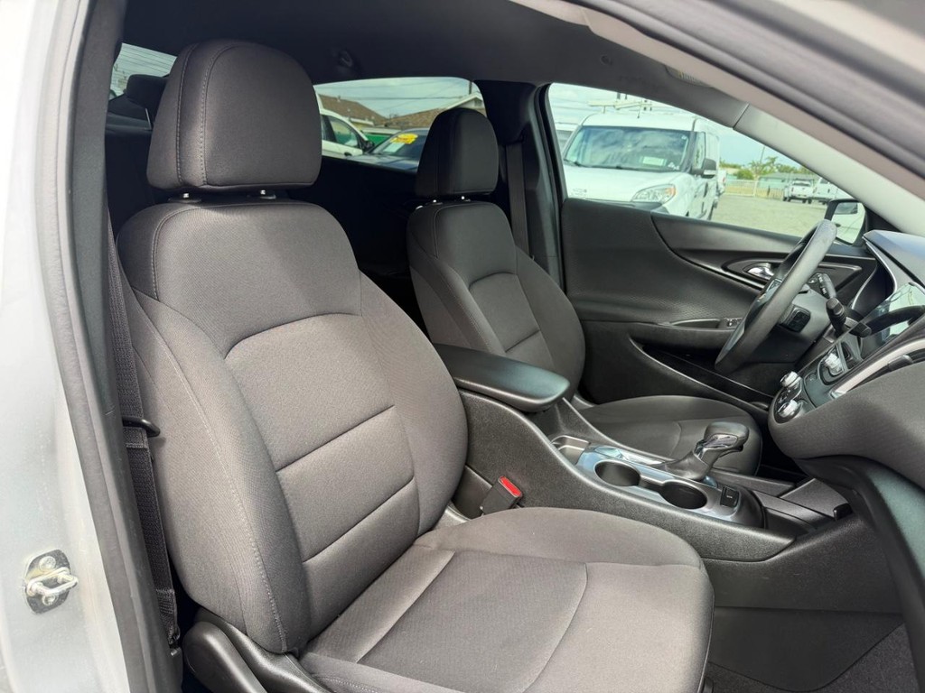 Chevrolet Malibu Vehicle Full-screen Gallery Image 22