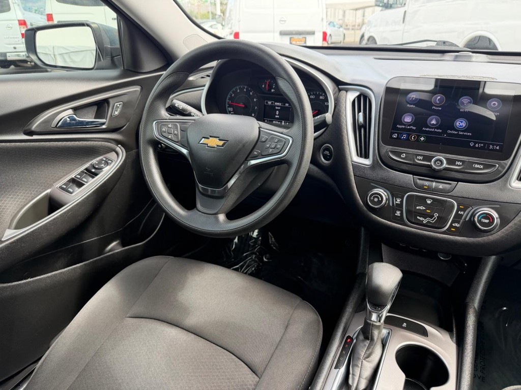 Chevrolet Malibu Vehicle Full-screen Gallery Image 24
