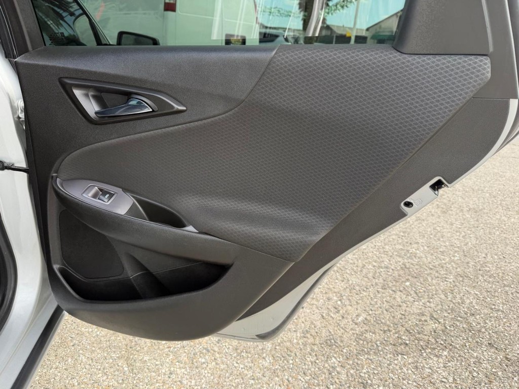 Chevrolet Malibu Vehicle Full-screen Gallery Image 36