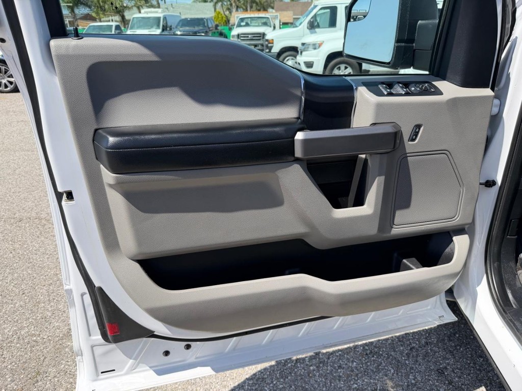 Ford F-150 Vehicle Full-screen Gallery Image 15