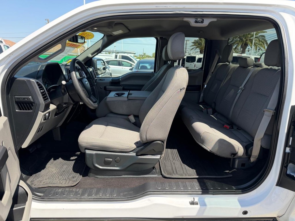 Ford F-150 Vehicle Full-screen Gallery Image 17