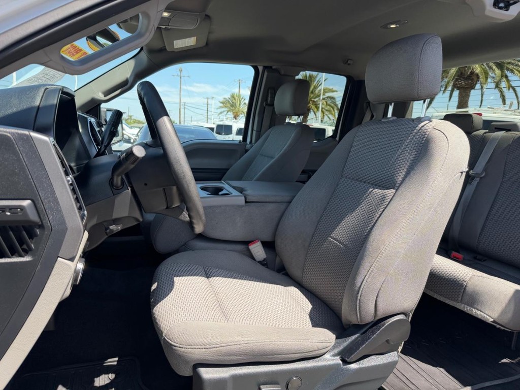 Ford F-150 Vehicle Full-screen Gallery Image 18