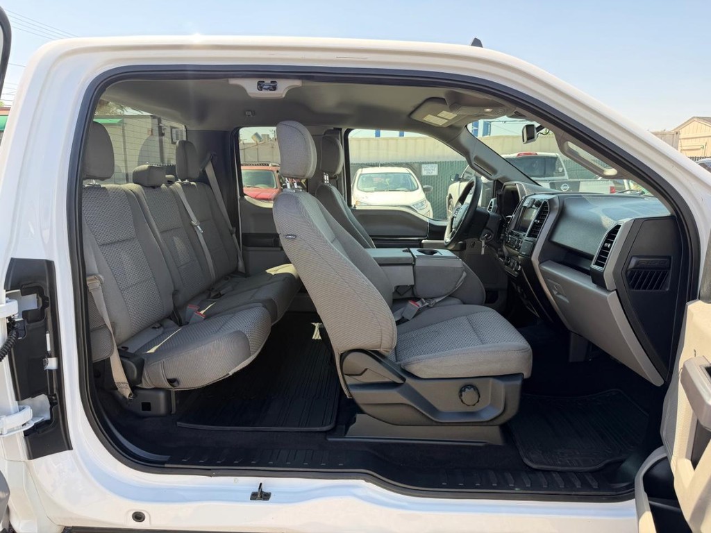 Ford F-150 Vehicle Full-screen Gallery Image 24