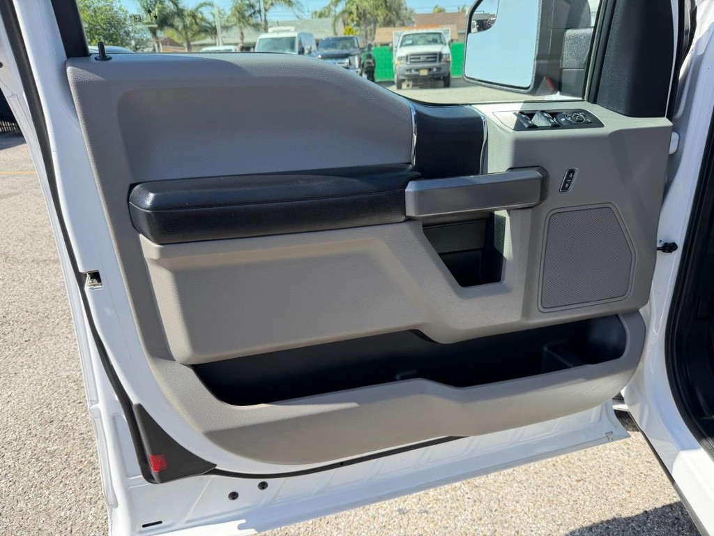 Ford F-150 Vehicle Full-screen Gallery Image 15