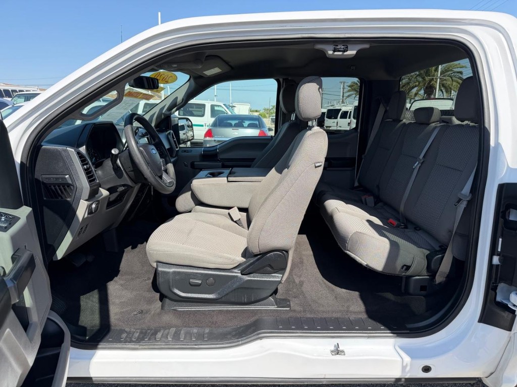 Ford F-150 Vehicle Full-screen Gallery Image 17