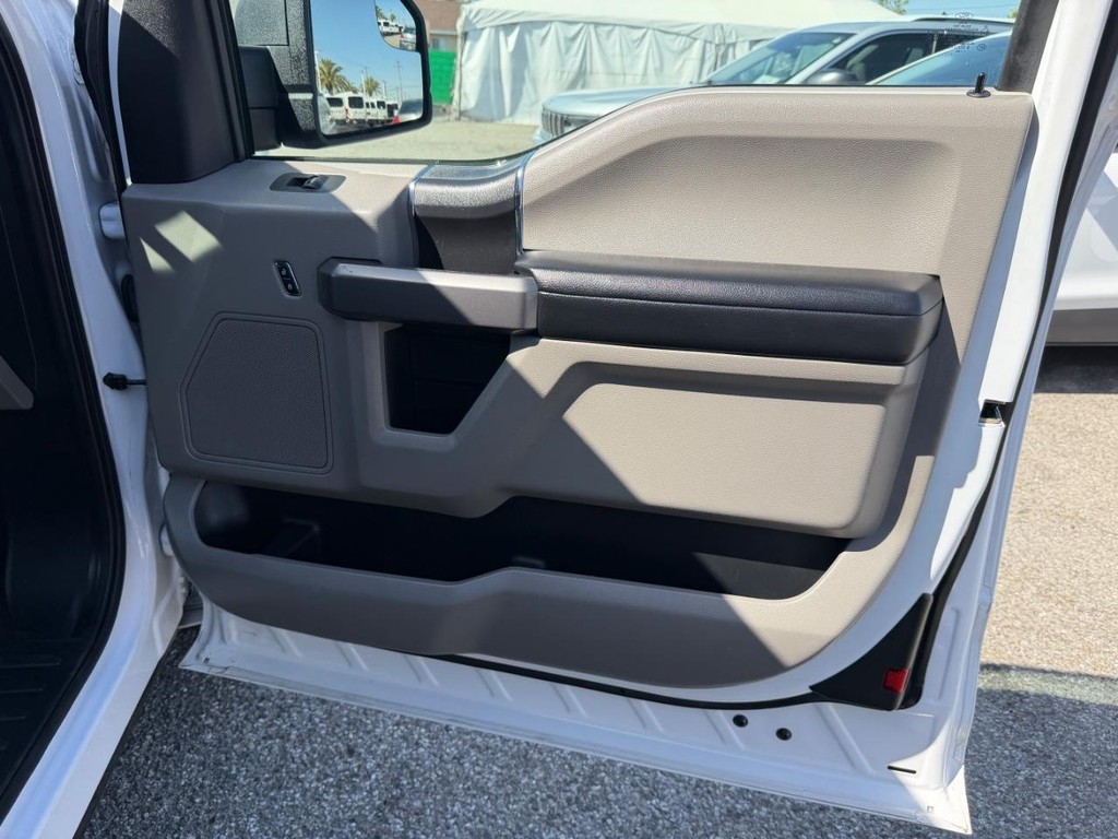 Ford F-150 Vehicle Full-screen Gallery Image 22