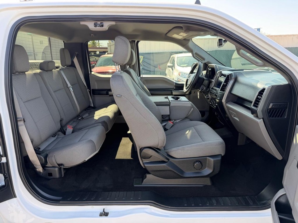 Ford F-150 Vehicle Full-screen Gallery Image 24