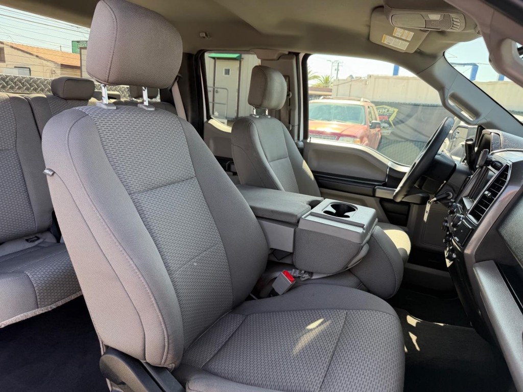 Ford F-150 Vehicle Full-screen Gallery Image 25