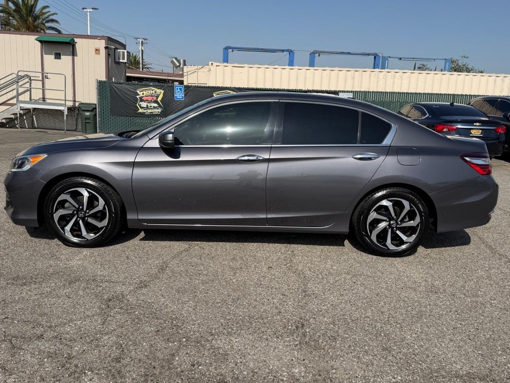 Honda Accord Vehicle Full-screen Gallery Image 11