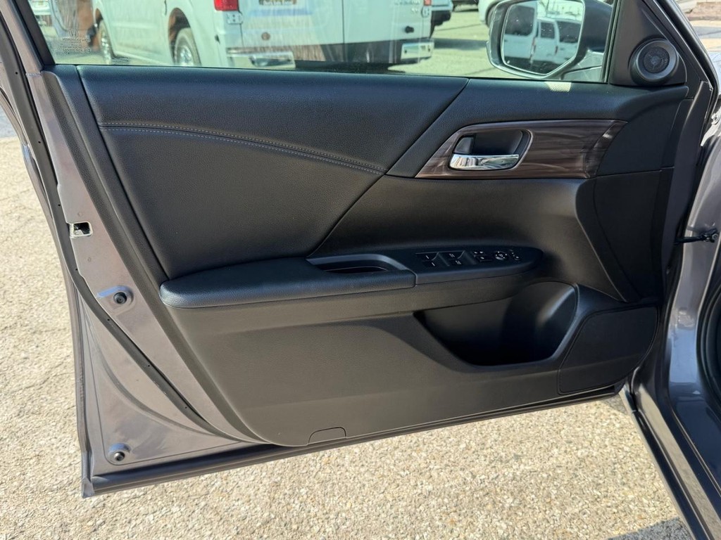 Honda Accord Vehicle Full-screen Gallery Image 15