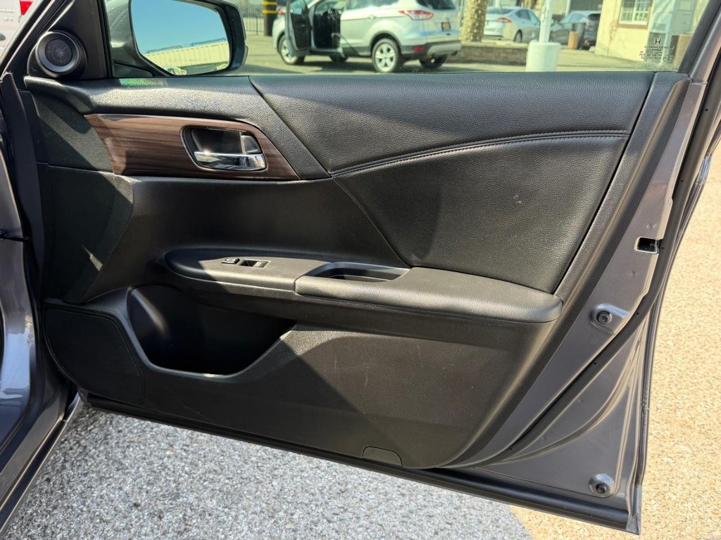 Honda Accord Vehicle Full-screen Gallery Image 19