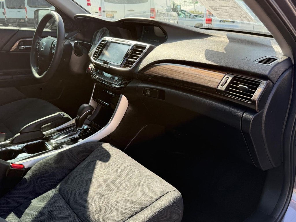 Honda Accord Vehicle Full-screen Gallery Image 20