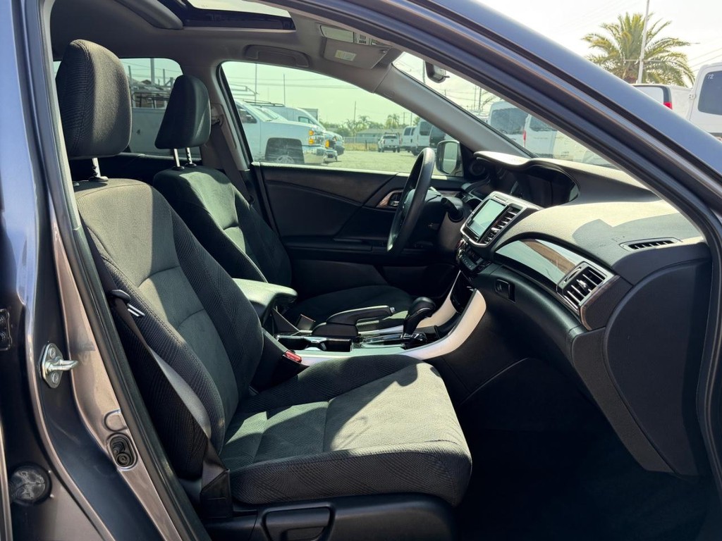 Honda Accord Vehicle Full-screen Gallery Image 21