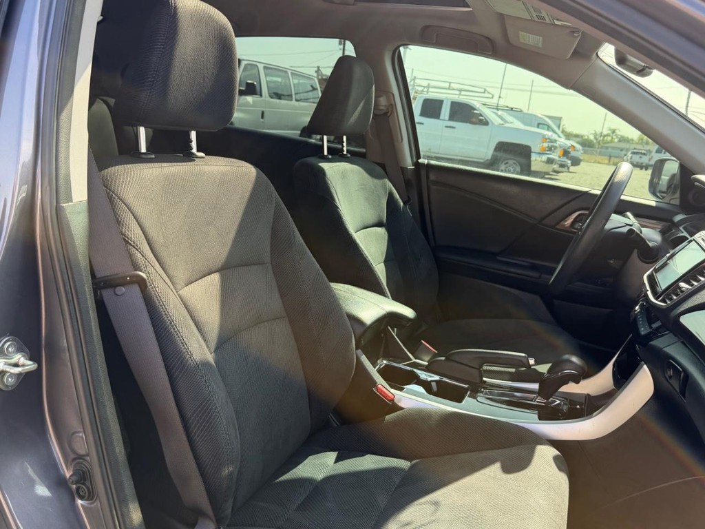 Honda Accord Vehicle Full-screen Gallery Image 22