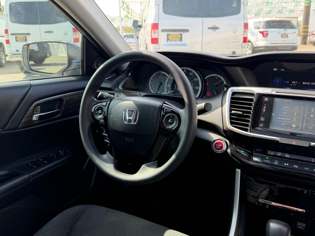 Honda Accord Vehicle Full-screen Gallery Image 24