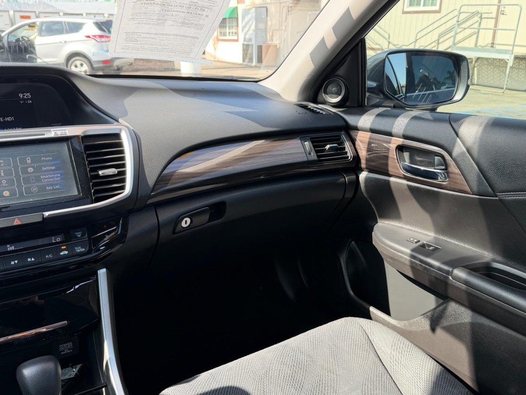 Honda Accord Vehicle Full-screen Gallery Image 26