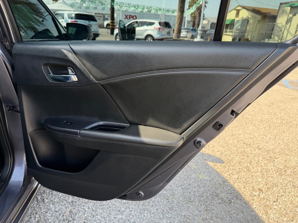 Honda Accord Vehicle Full-screen Gallery Image 37
