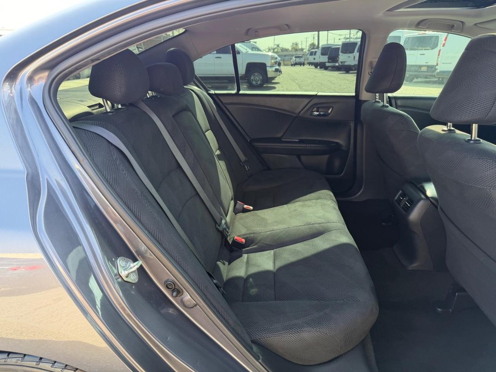 Honda Accord Vehicle Full-screen Gallery Image 38