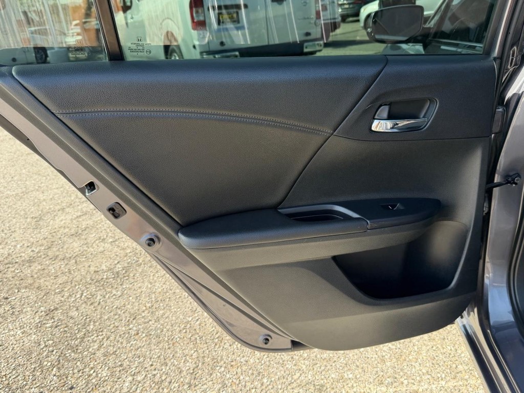 Honda Accord Vehicle Full-screen Gallery Image 39