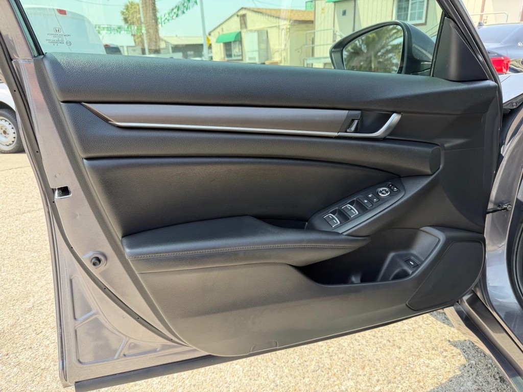 Honda Accord Vehicle Full-screen Gallery Image 15