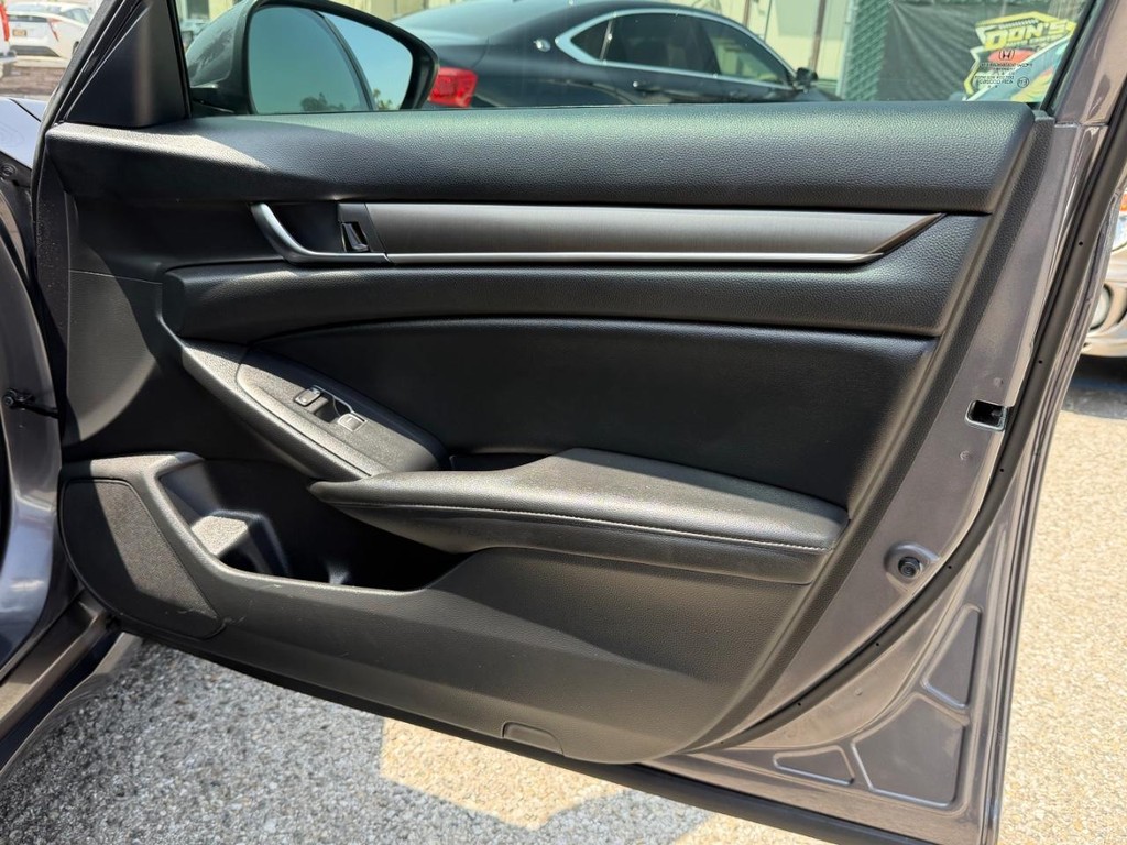 Honda Accord Vehicle Full-screen Gallery Image 19
