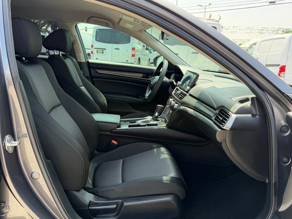 Honda Accord Vehicle Full-screen Gallery Image 21