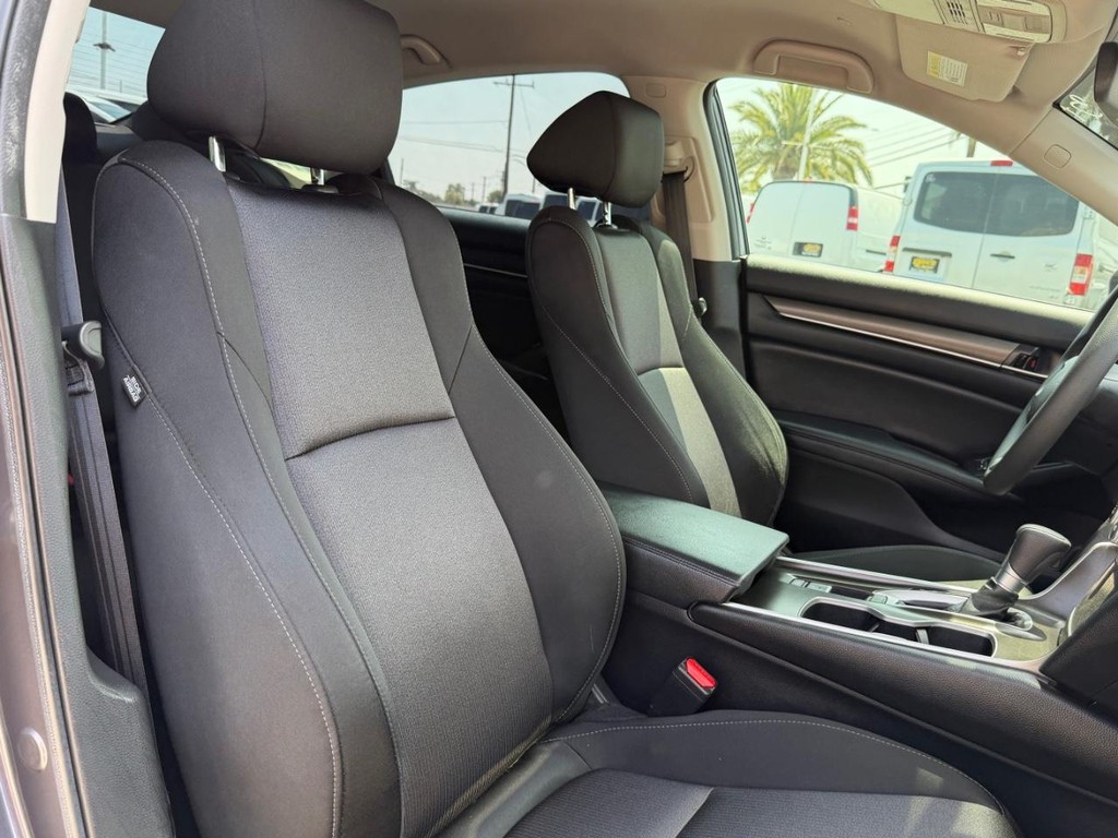 Honda Accord Vehicle Full-screen Gallery Image 22