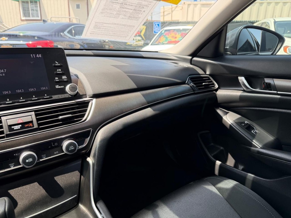 Honda Accord Vehicle Full-screen Gallery Image 26